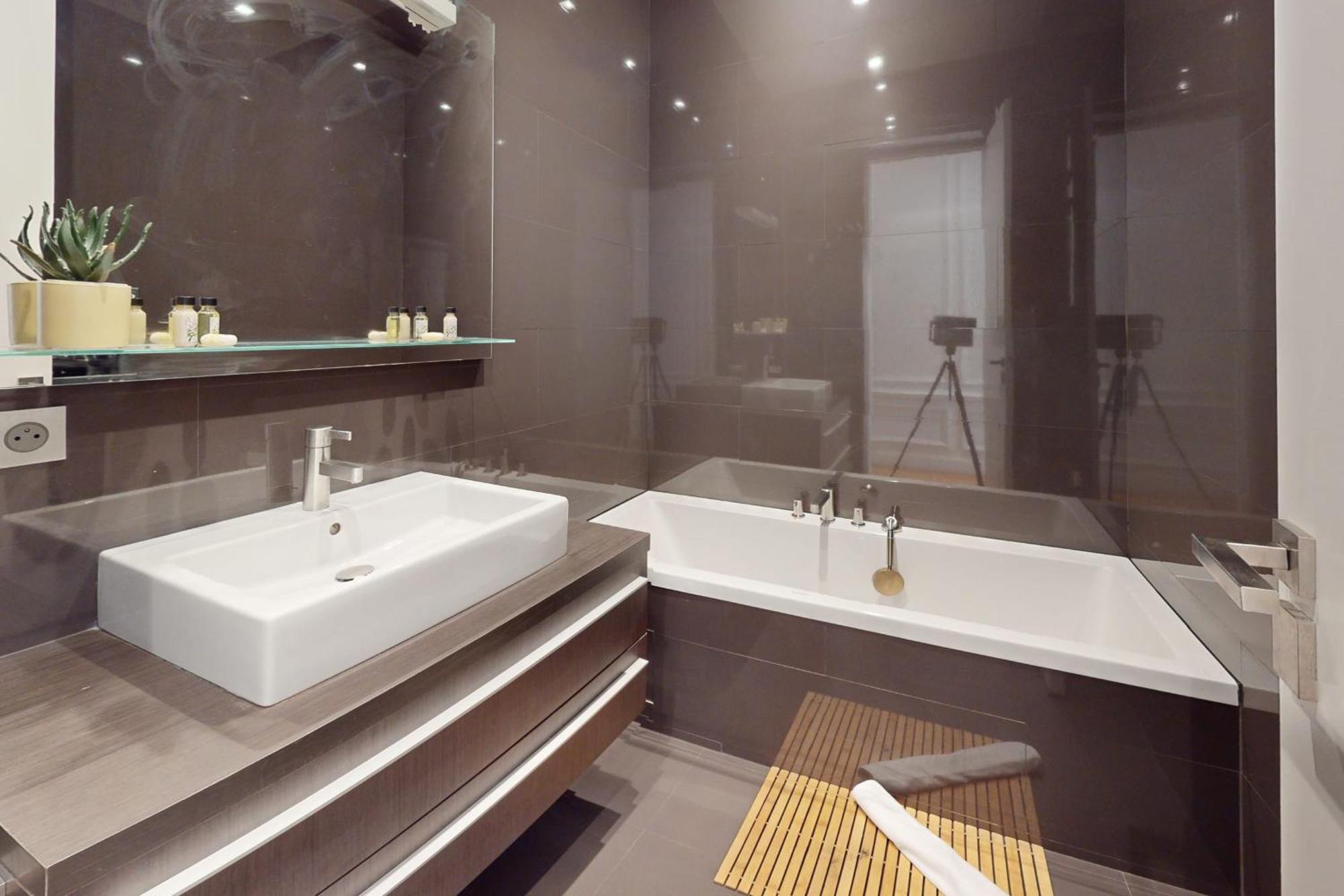 Apartment Le N 10 - Of 200 Sqm With Patio Of 35 Square Meters In Old Town *
