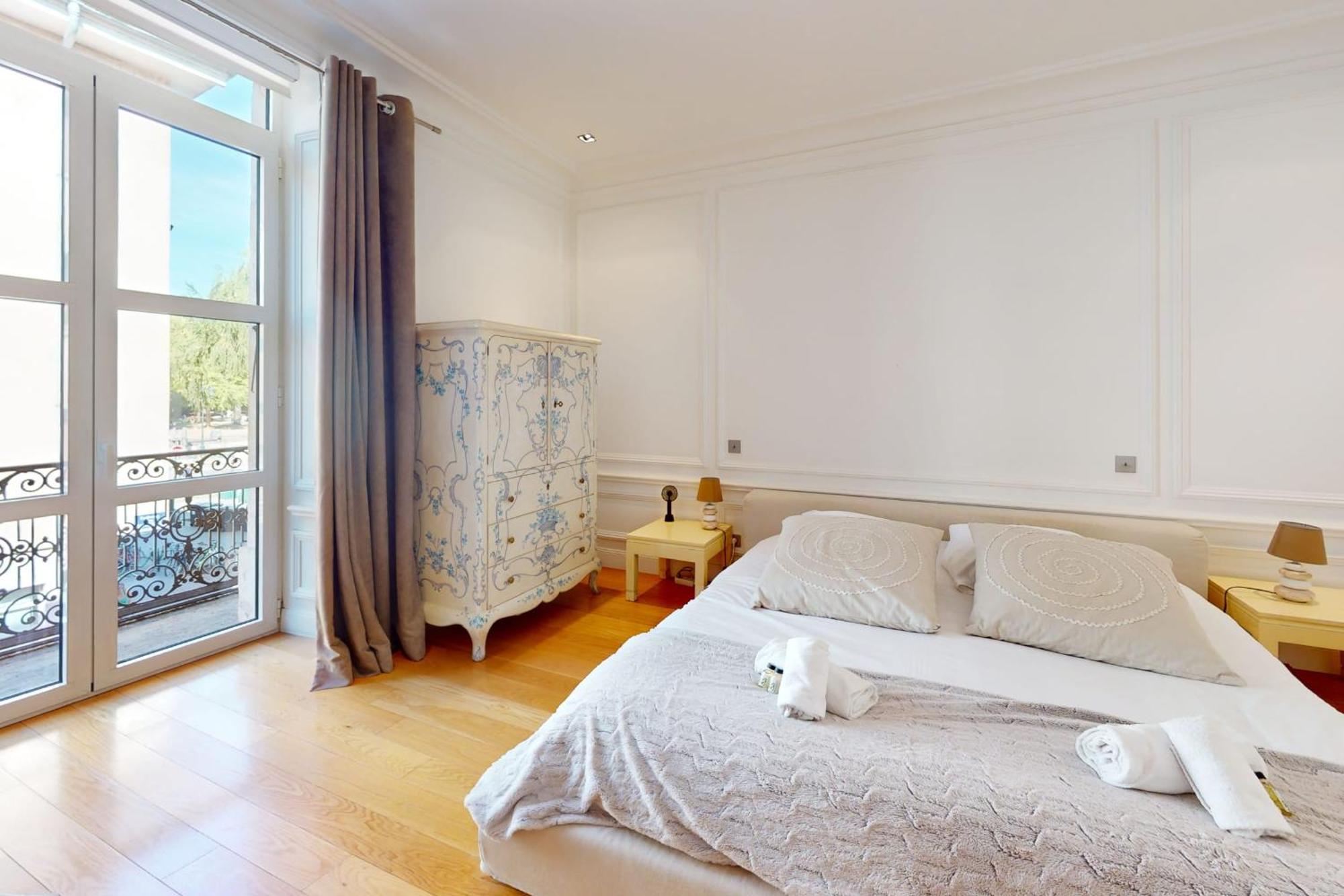 Le N 10 - Of 200 Sqm With Patio Of 35 Square Meters In Old Town Apartment *